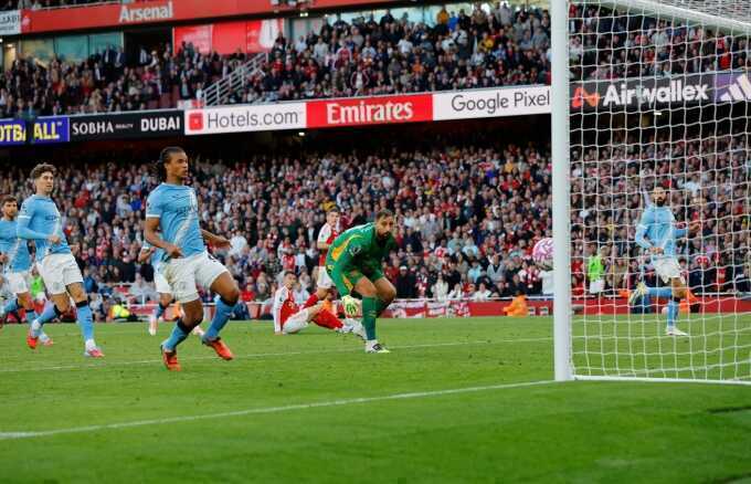 Guardiola: `Man City phải tử thủ vì đá quá tệ`