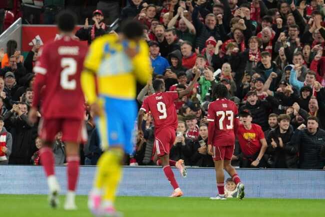 Song sát Isak - Ekitike nổ súng, Liverpool đánh bại Southampton ở Carabao Cup