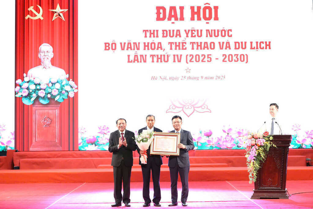HLV Mai Đức Chung nhận danh hiệu Anh hùng Lao động