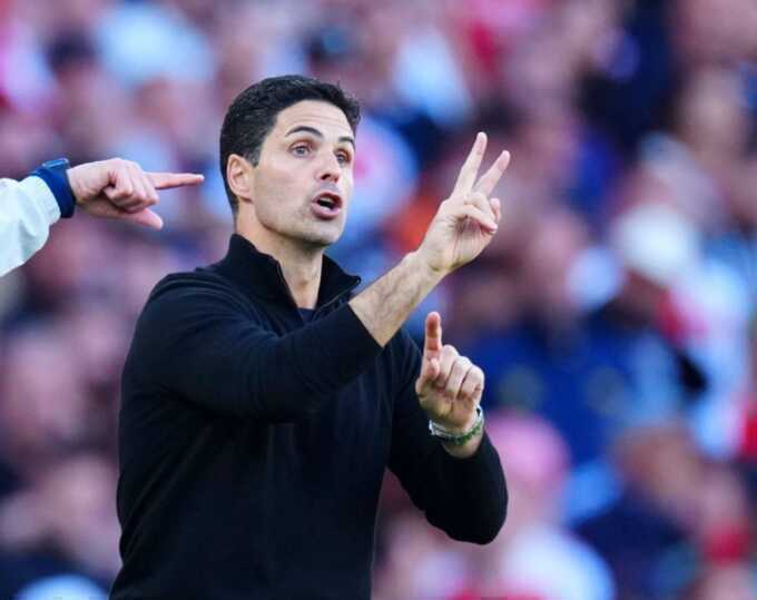 Carragher, Neville tiếp tục công kích Arteta