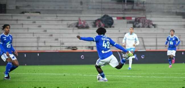 Abdoul Ouattara ghi b&agrave;n cho Strasbourg.