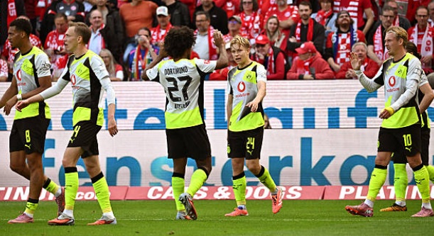 Dortmund nối dài mạch thắng, phả hơi nóng vào gáy Bayern