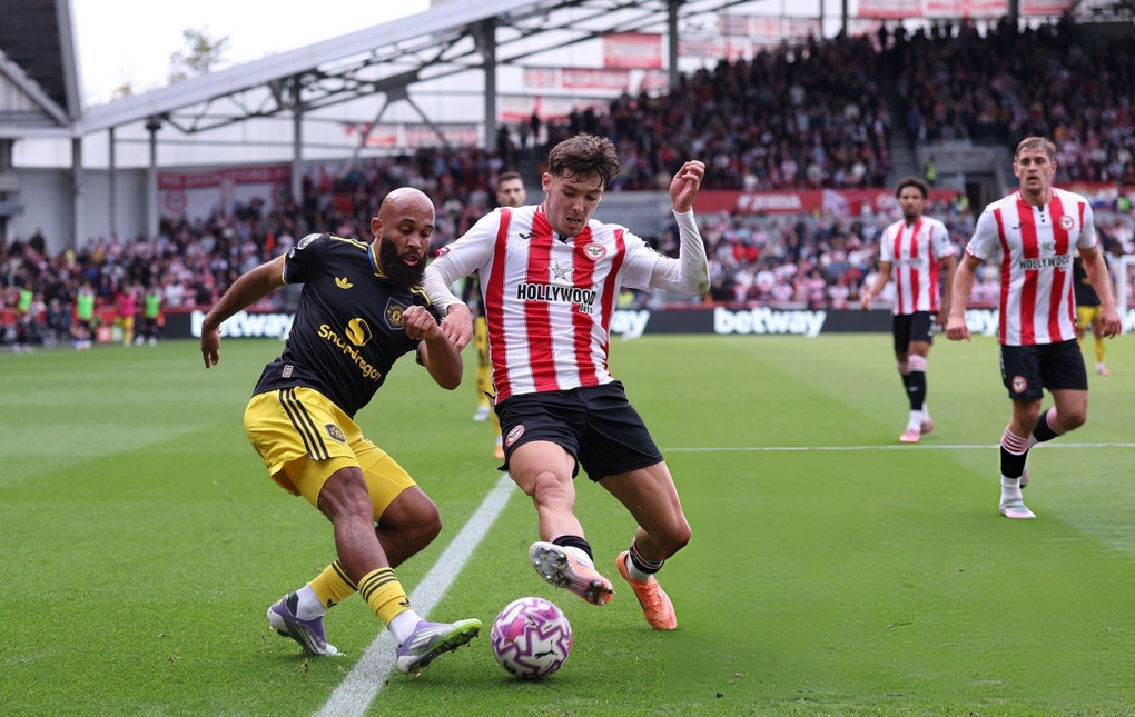 Fernandes đá hỏng phạt đền, Man Utd nhận trái đắng trước Brentford