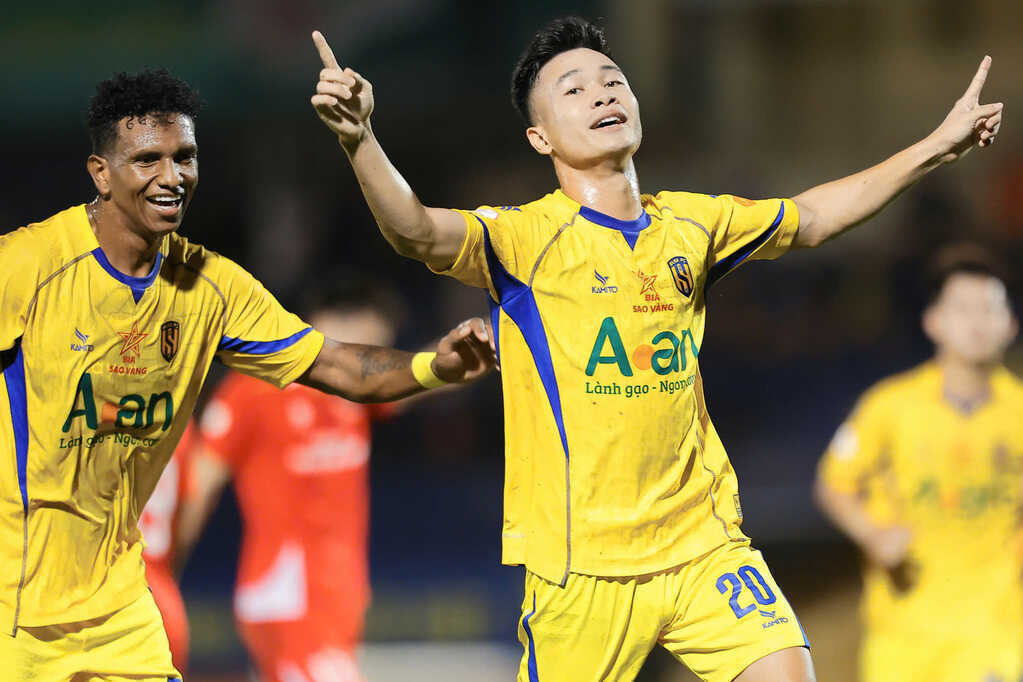 Ngược dòng ngoạn mục hạ SLNA, CA TP.HCM lên đầu bảng V-League