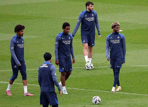 Nhiều trụ cột PSG vẫn chưa thể ra sân tập luyện.