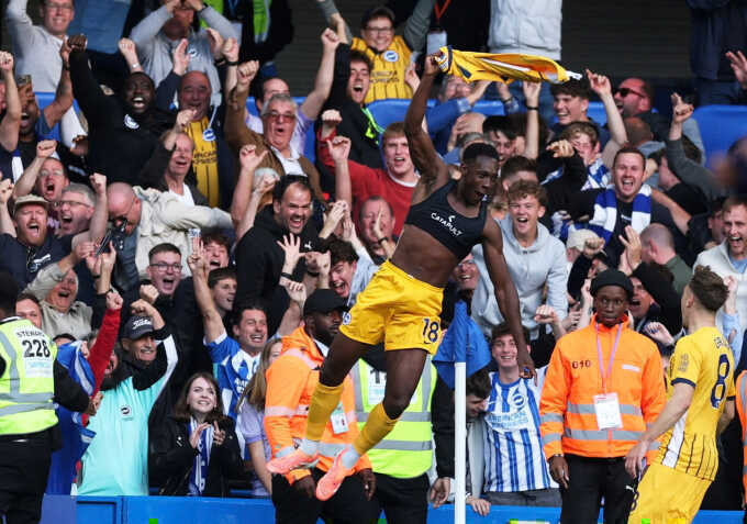 Welbeck giúp Brighton nhấn chìm Chelsea