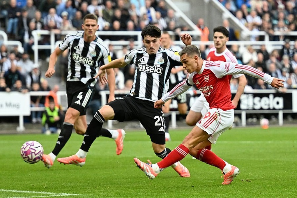 Arsenal ngược dòng ngoạn mục hạ Newcastle