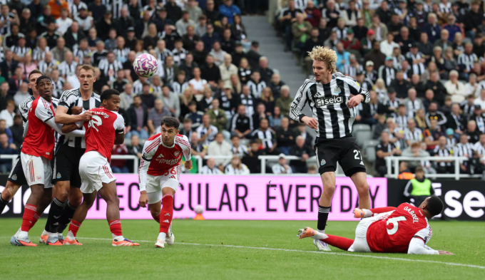 Tiền đạo Newcastle tố bị Gabriel thúc cùi chỏ vào mặt