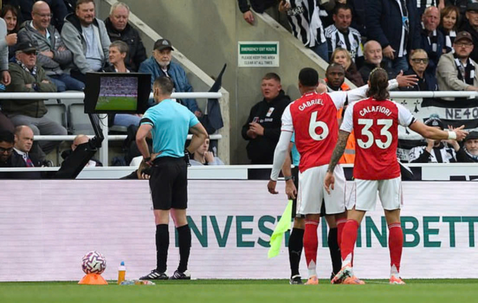 Vì sao Arsenal bị hủy phạt đền trước Newcastle?