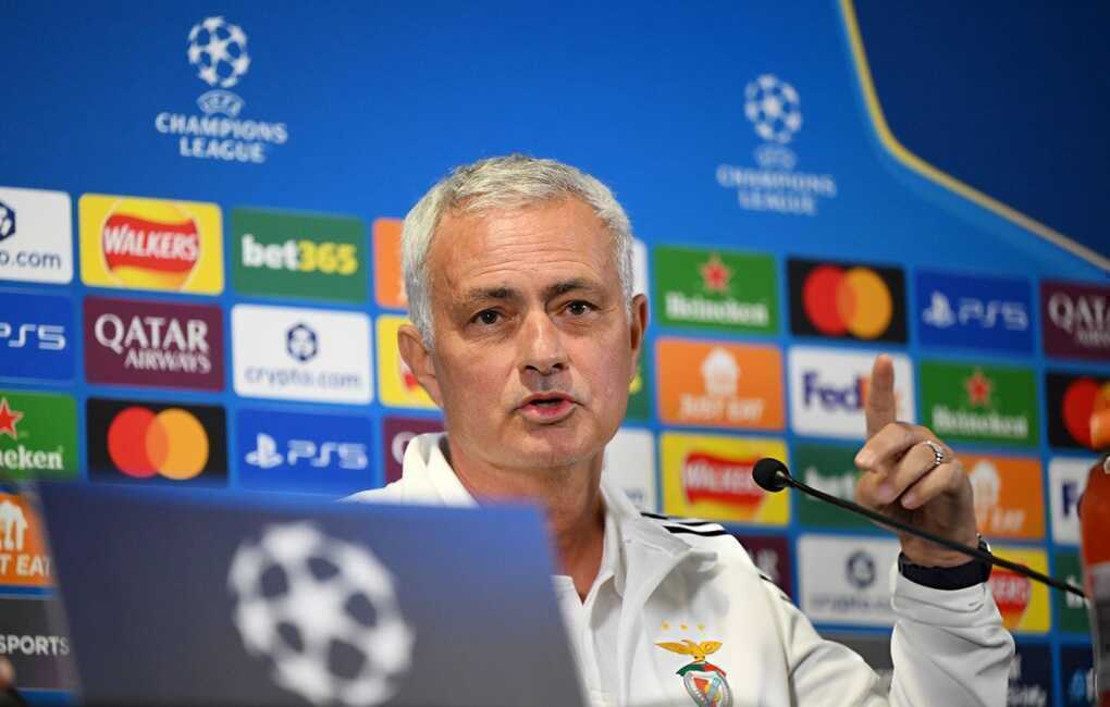 Mourinho vỗ về Chelsea trong ngày trở lại Stamford Bridge