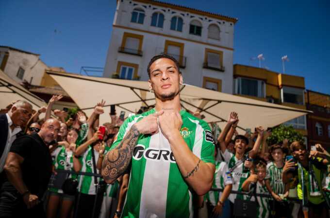 Antony từ chối Bayern vì lời hứa với Betis