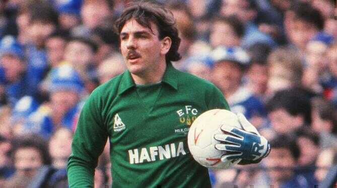 Neville Southall - thủ môn huyền thoại của Everton.