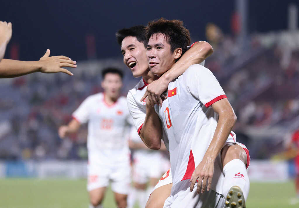 U23 Việt Nam thắng vất vả Singapore, HLV Kim Sang Sik than chân sút tồi