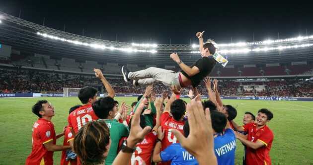 Báo Indonesia ngả mũ trước cú hat-trick danh hiệu của HLV Kim