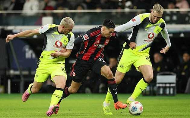 Dortmund thoát thua Frankfurt sau màn rượt đuổi 6 bàn