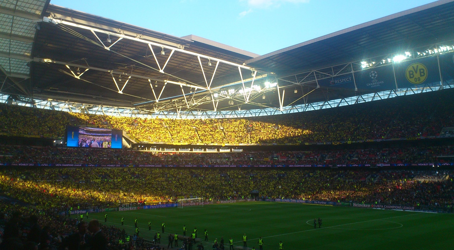 C&aacute;c cổ động vi&ecirc;n của Borussia Dortmund tại s&acirc;n vận động Wembley trong trận chung kết Champions League năm 2013.