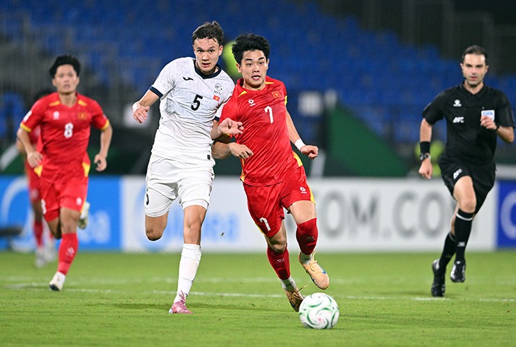 Nguyễn Đ&igrave;nh Bắc v&agrave;o s&acirc;n v&agrave; tạo n&ecirc;n sự kh&aacute;c biệt.