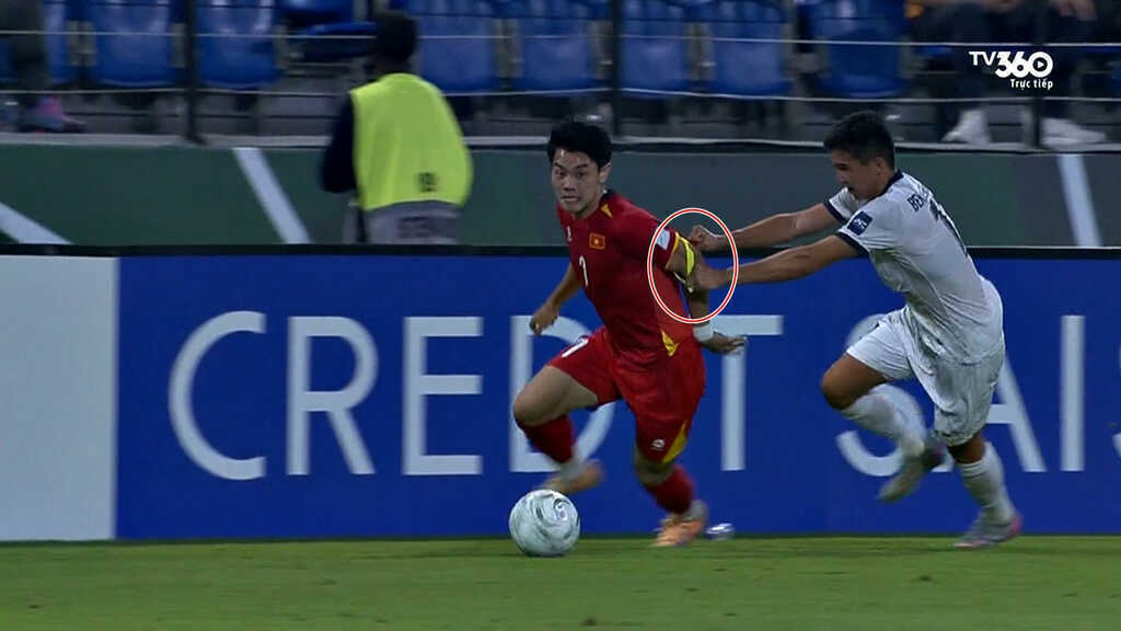 Tình huống hiếm gặp: Đình Bắc bị cầu thủ Kyrgyzstan `cướp` băng đội trưởng