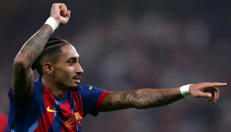 Sự g&oacute;p mặt của Raphinha mang đến nguồn năng lượng dồi d&agrave;o cho h&agrave;ng c&ocirc;ng Barca.