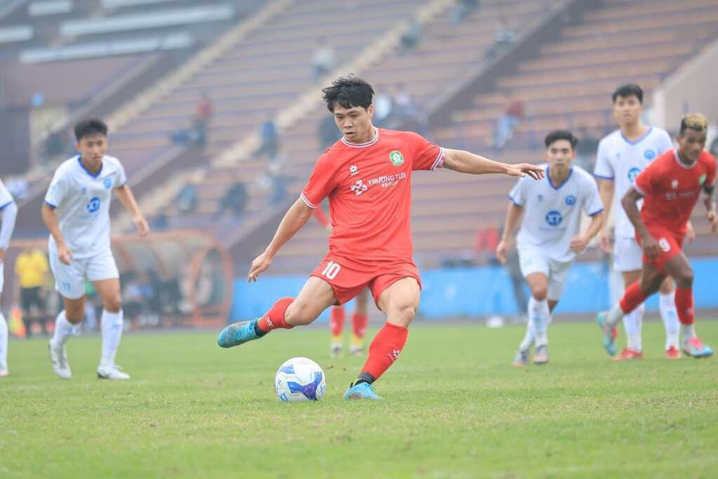 C&ocirc;ng Phượng ghi b&agrave;n ở trận đấu giao hữu.