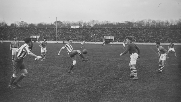 Trong một trận derby thực sự, Red Star đ&atilde; đối đầu với Olympique de Paris ở b&aacute;n kết C&uacute;p Quốc gia Ph&aacute;p m&ugrave;a giải 1922-1923 tại s&acirc;n vận động Pershing ở Paris