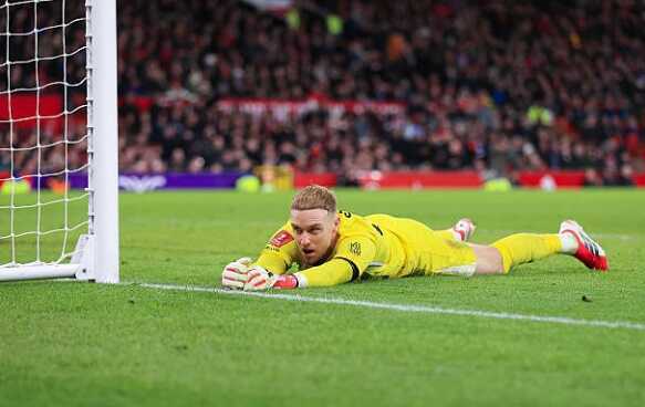 Steel l&agrave;m nản l&ograve;ng c&aacute;c ch&acirc;n s&uacute;t Quỷ đỏ.