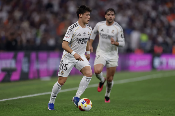 Cầu thủ Real bẽ mặt khi trút giận vào chai nước