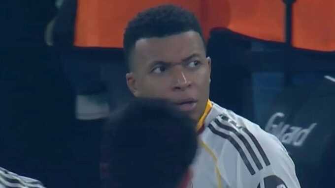 Mbappe bị chê là `kẻ thua cuộc cay cú`