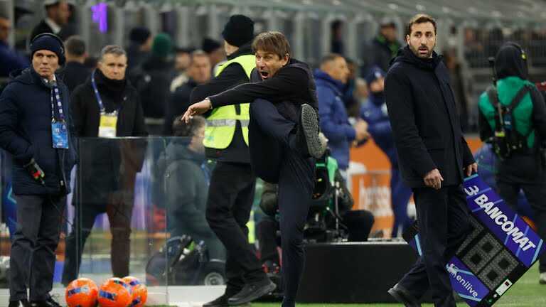 HLV Conte phải ứng gay gắt v&agrave; phải nhận thẻ đỏ trong hiệp 2.