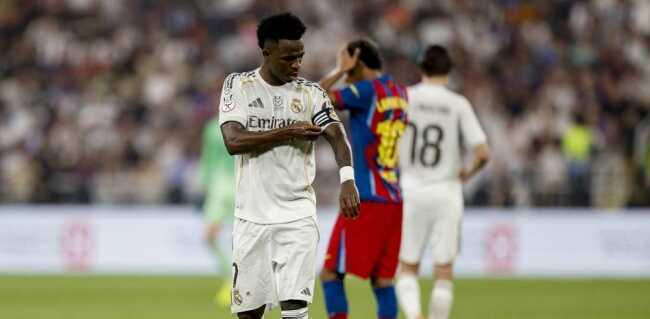 Vinicius Junior đơn độc gồng gánh Real Madrid trước Barca