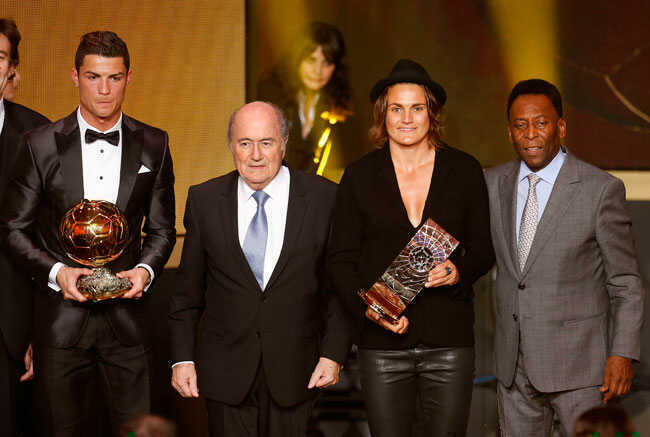 &Aacute;p lực tạo n&ecirc;n huyền thoại