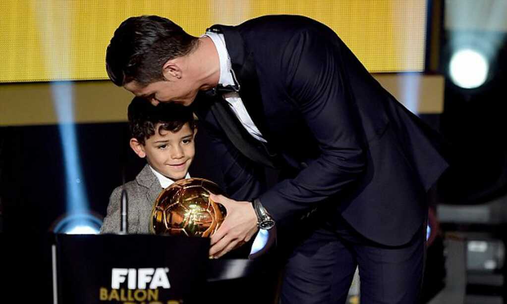 Vinh quang trọn vẹn nhất l&agrave; khi c&oacute; con b&ecirc;n cạnh