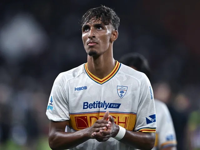 Lecce đang ở gần nh&oacute;m đ&egrave;n đỏ.