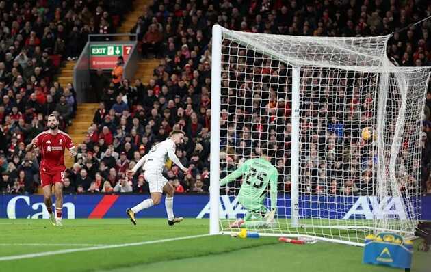 Anh gần như biếu b&agrave;n thắng cho đối thủ.