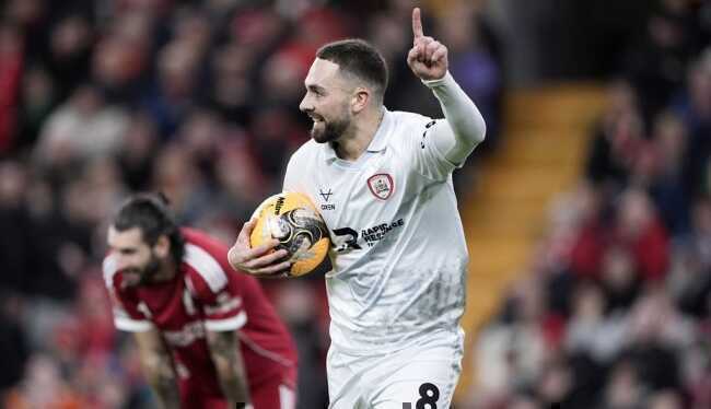 Barnsley c&oacute; b&agrave;n r&uacute;t ngắn tỷ số.