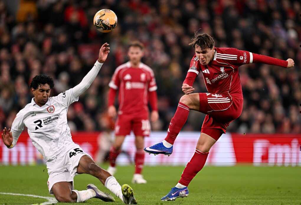 Szoboszlai tỏa sáng, gây tranh cãi trong chiến thắng của Liverpool