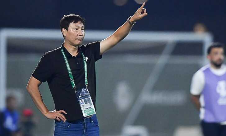 HLV Kim Sang-sik thể hiện t&agrave;i thao lược.