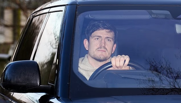 Harry Maguire c&ugrave;ng c&aacute;c đồng đội t&aacute;i ngộ Carrick trong ho&agrave;n cảnh hết sức kh&oacute; khăn v&agrave; nhiều ngờ vực.