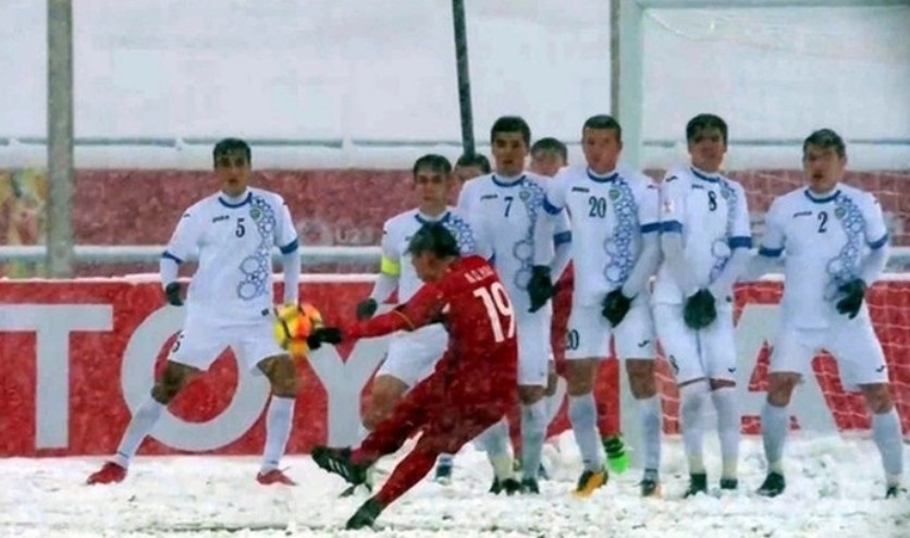 Nguyễn Quang Hải đ&atilde; vẽ n&ecirc;n một đường cong tuyệt đẹp đưa b&oacute;ng đi v&agrave;o lưới U23 Uzbekistan, b&agrave;n thắng m&agrave; về sau c&ograve;n được gọi với c&aacute;i t&ecirc;n 