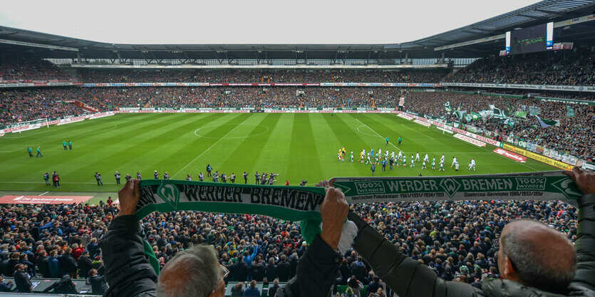 Weserstadion lu&ocirc;n ngập tr&agrave;n những cổ động vi&ecirc;n &aacute;o xanh tiếp sức cho những đứa con cưng