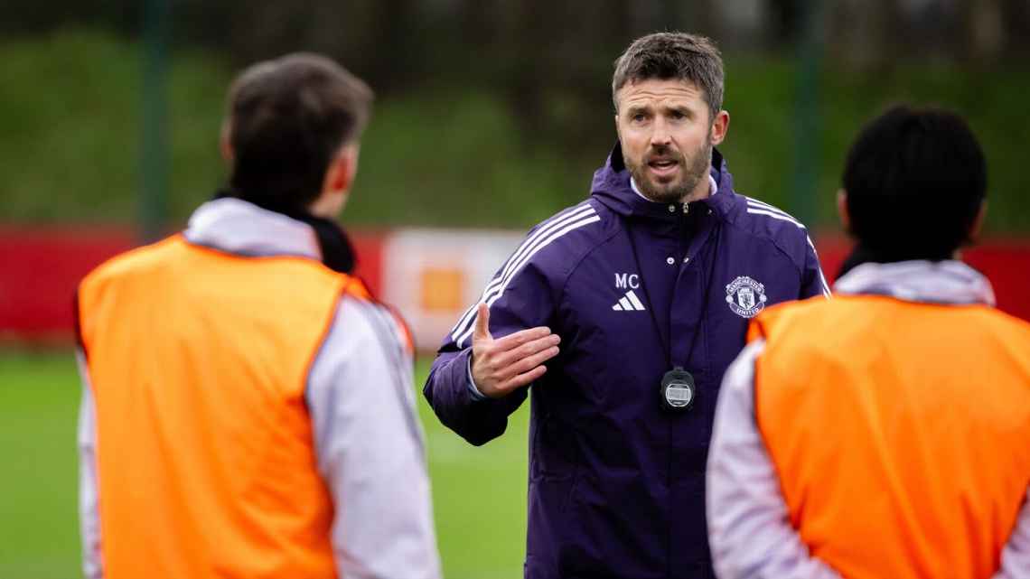 Neville gạt tên Carrick khỏi ghế HLV dài hạn tại MU