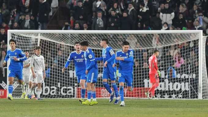 Real bị đội hạng Nhì loại ở trận ra mắt HLV mới