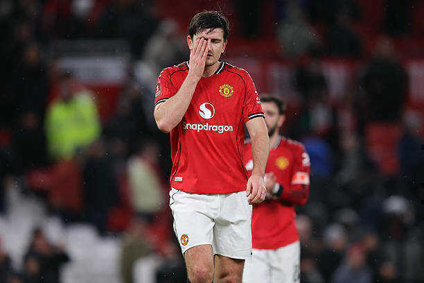 Harry Maguire từng trải qua biến cố bị tước băng đội trưởng tại Manchester United.