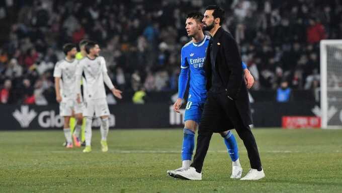 Pique `xát muối` vào màn ra mắt thảm họa của tân HLV Real