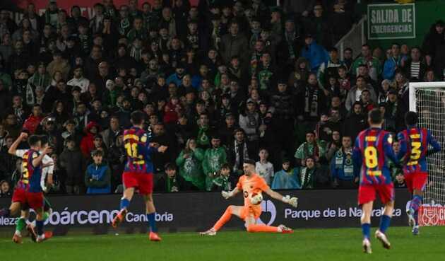 Thủ m&ocirc;n Joan Garcia cũng c&oacute; một ng&agrave;y thi đấu đ&aacute;ng nhớ.