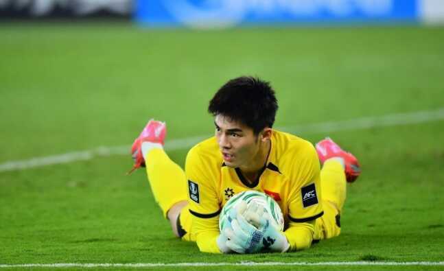 Trung Ki&ecirc;n cũng rất uy t&iacute;n ở những t&igrave;nh huống bắt penalty.