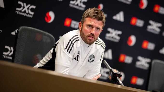 Carrick phớt lờ chỉ trích từ Roy Keane