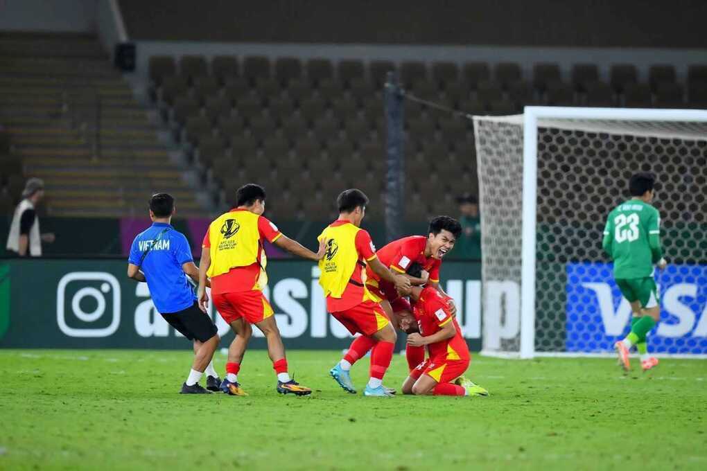 Cầu thủ U23 Việt Nam vỡ òa ăn mừng chiến thắng trước U23 UAE