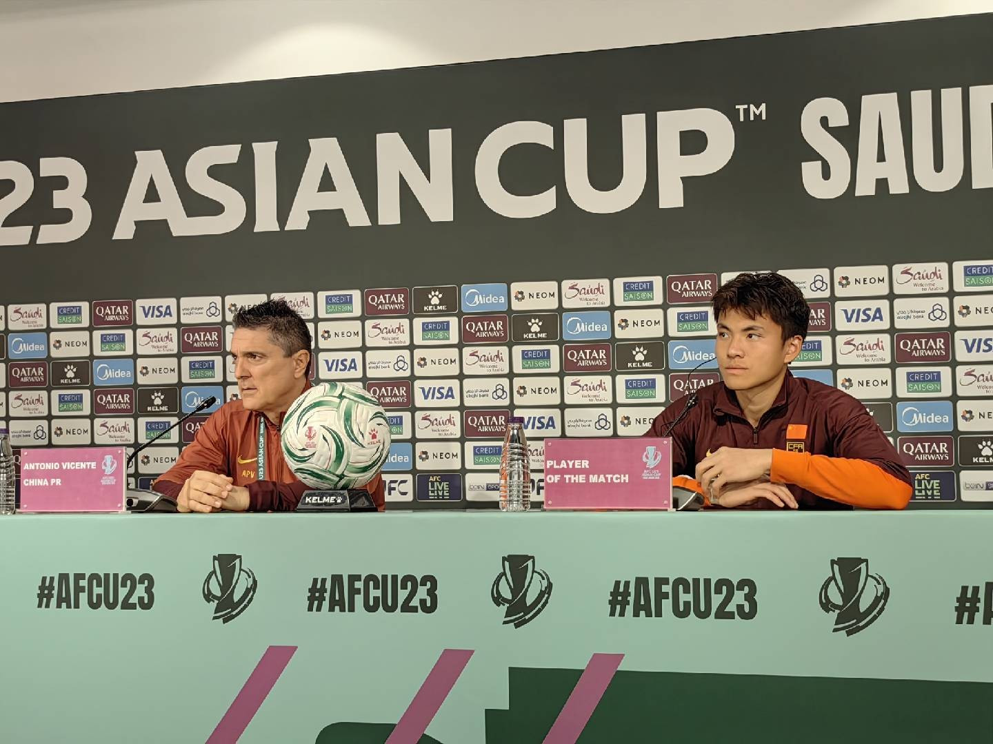 HLV Trung Quốc nói điều bất ngờ về U23 Việt Nam trước trận bán kết