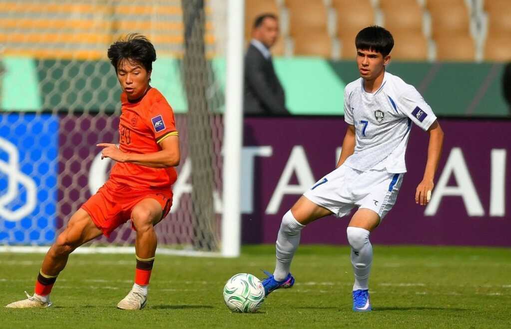 U23 Uzbekistan kh&ocirc;ng thể xuy&ecirc;n ph&aacute; hệ thống ph&ograve;ng ngự của U23 Trung Quốc. Ảnh: AFC.